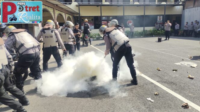 
 Polres Pelabuhan Tanjung Perak Gelar Simulasi Pengamanan Unjuk Rasa Jelang May Day 2025