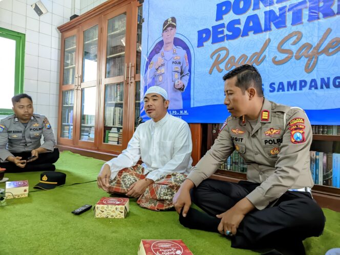 
 AKP Sigit Ekan Sahudi Kasat Lantas Polres Sampang Gelar Police Go to Pesantren Al Haromaen