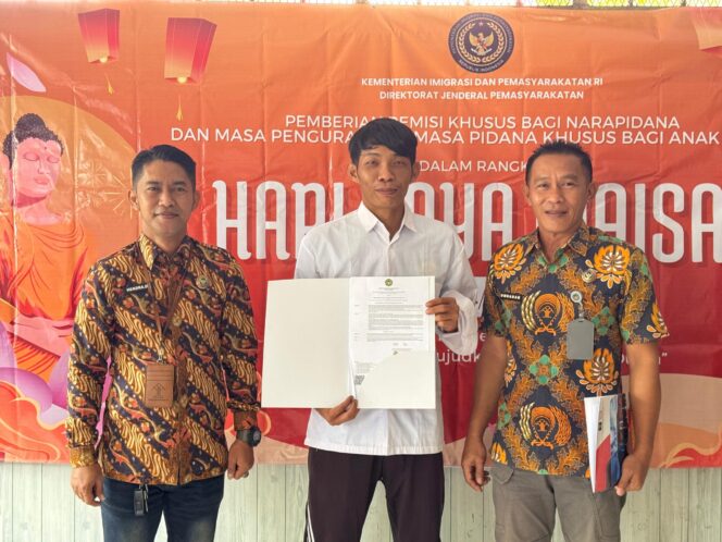 
 Wujud Apresiasi di Hari Waisak, WNA Asal Malaysia Terima Remisi Khusus di Lapas Narkotika Pamekasan