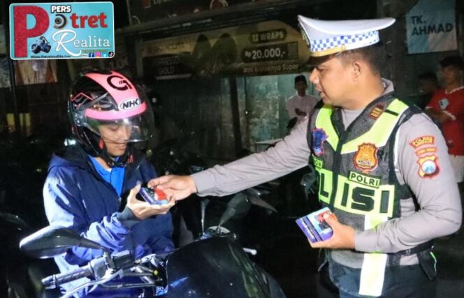
 Tidak Hanya Razia, Polres Bangkalan Beri Hadiah Bagi Pengendara Motor Taat Berlalu Lintas