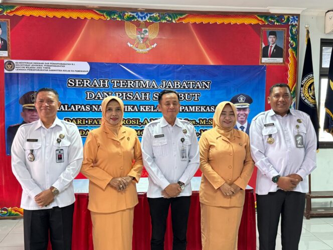
 Serah Terima Jabatan Kalapas Narkotika Pamekasan: Fathorrosi Serahkan Estafet Kepemimpinan kepada Kusnan