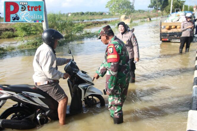 
 Tanggap Bencana, Polisi dan TNI Bantu Evakuasi Warga Terdampak Banjir di Sumenep