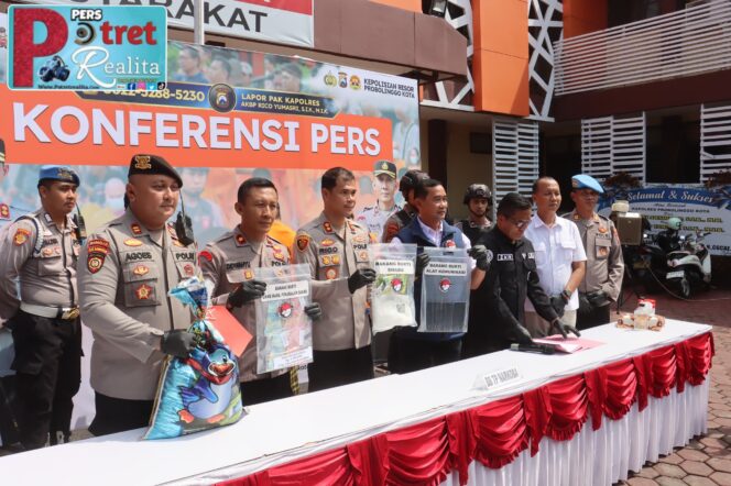 
 Polres Probolinggo Kota Ungkap Kasus Narkoba 3 Pria Asal Madura Bawa Sabu 1 Kg Diamankan