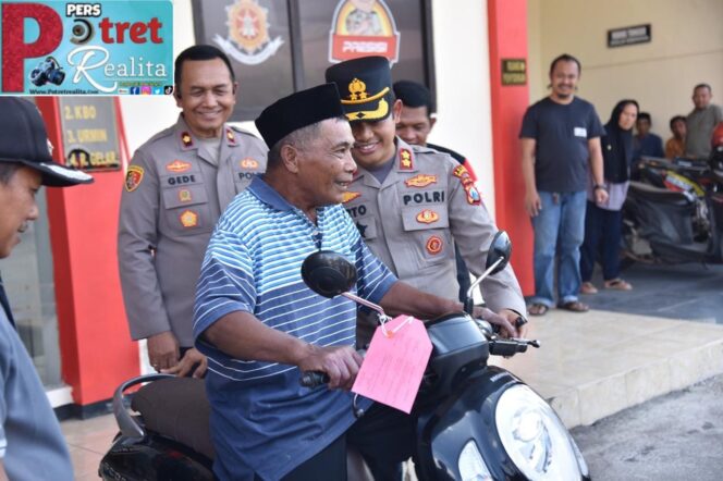 
 Pasca Amankan Tersangka Curanmor, Polres Bondowoso Serahkan Motor ke Pemilik Tanpa Biaya