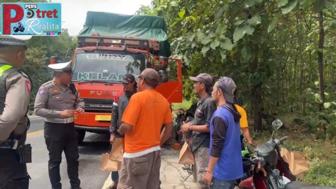 
 Polres Situbondo Berbagi Makanan Gratis Untuk Sopir Truk dan Angkutan Umum