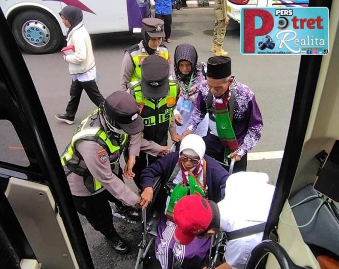 
 Sigap dan Tulus, Polwan Polres Bojonegoro Dampingi Calon Haji Lansia Menuju Bus