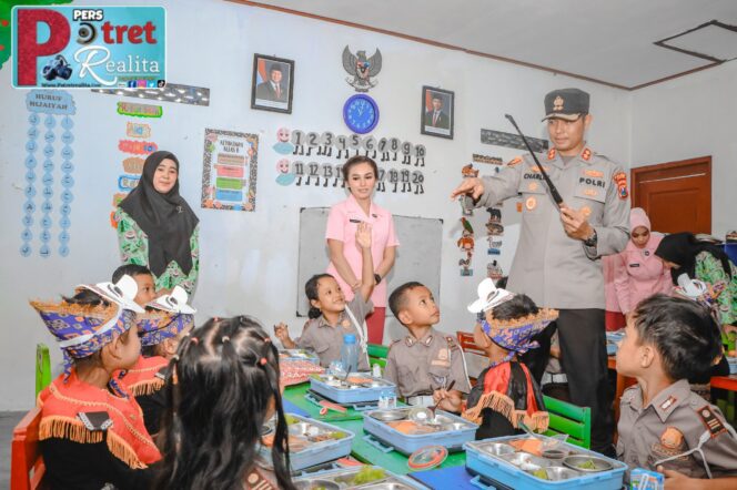 
 Wujudkan Asta Cita, Polres Ngawi Berbagi Makanan Bergizi dan Susu di Taman Kanak – kanak