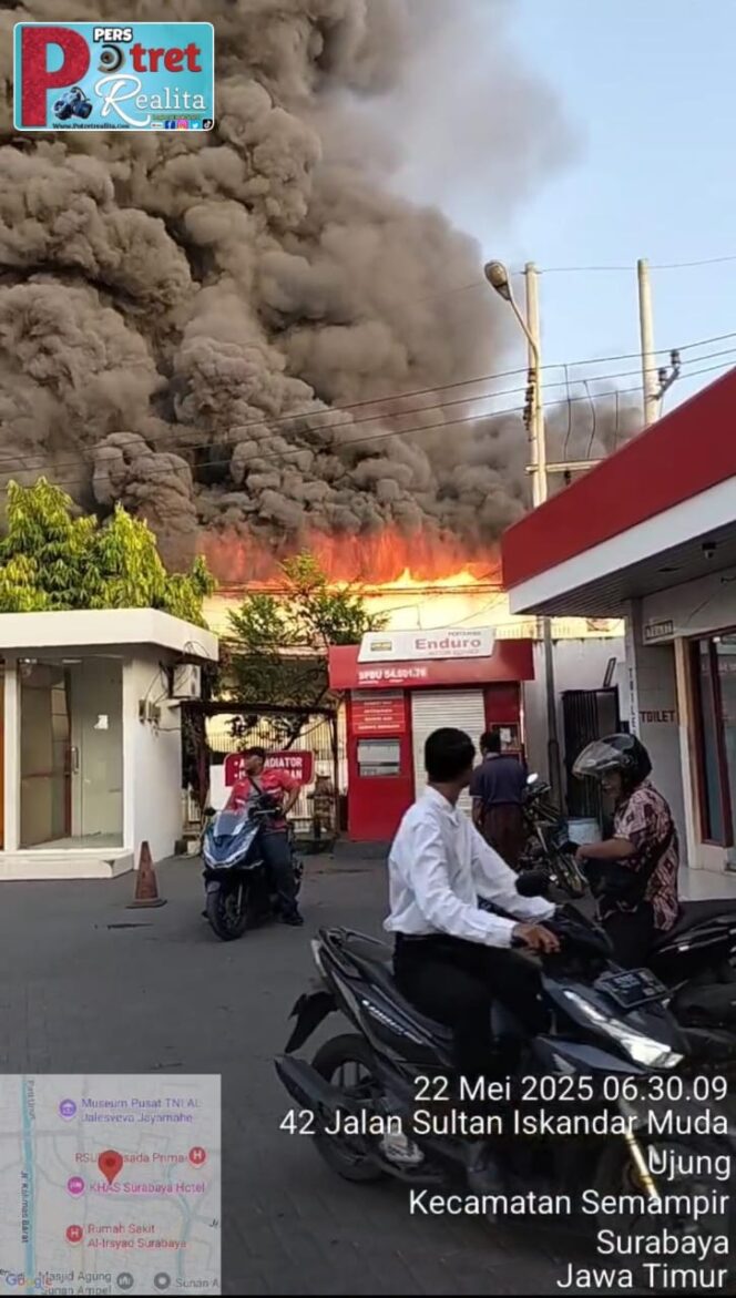 
 Gudang Kemiri di Semampir Surabaya Terbakar, 18 Unit Damkar Dikerahkan