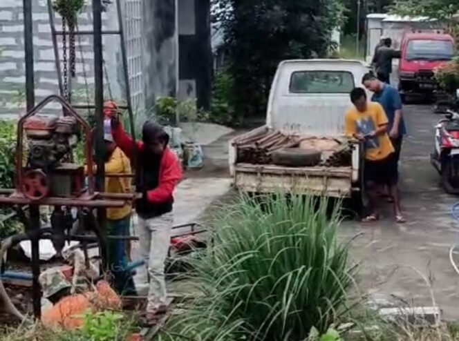 
 Hadapi Krisis Air, Warga Perumahan Pesona Suramadu Gotong Royong Bangun Sumur Bor