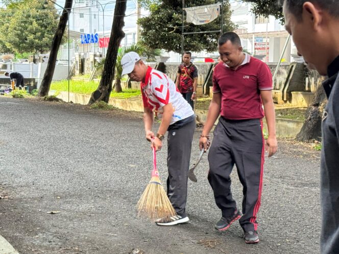 
 Lapas Narkotika Pamekasan Turun Tangan Bersihkan Lingkungan, Wujudkan Pemasyarakatan Bermanfaat untuk Masyarakat