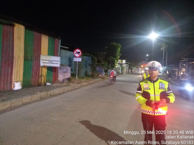 
 Satlantas Polres Pelabuhan Tanjung Perak Melaksanakan Peraturan Lalulintas Di Jalan Kalianak