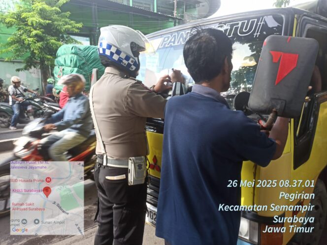
 Polres Pelabuhan Tanjung Perak Melaksanakan Kegiatan Kamseltibcarlantas Dan Berhasil Menindak Puluhan Pelanggar