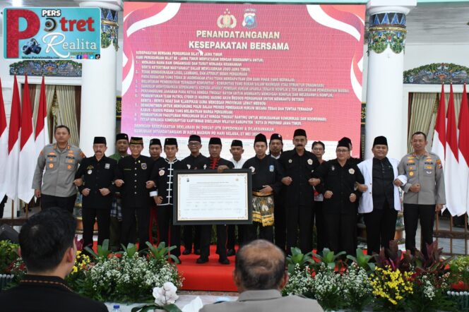 
 Kapolda Jatim Kukuhkan Satgas Sentot Prawirodirdjo, Perkuat Sinergi Keamanan Jelang 1 Suro di Kota Madiun