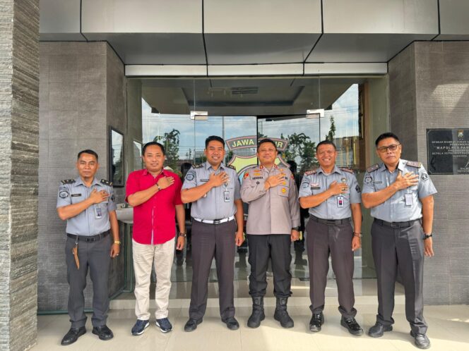 
 Komitmen Perangi HALINAR, Kalapas Narkotika Pamekasan Ajak Polres dan Brimob Bersinergi