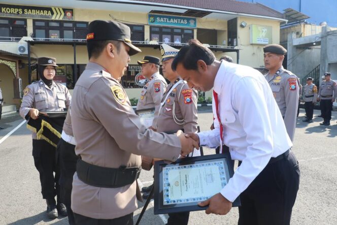 
 Kapolres Pelabuhan Tanjung Perak Berikan Penghargaan Kepada Kanit Jatanras Atas Prestasi Ungkap Kasus
