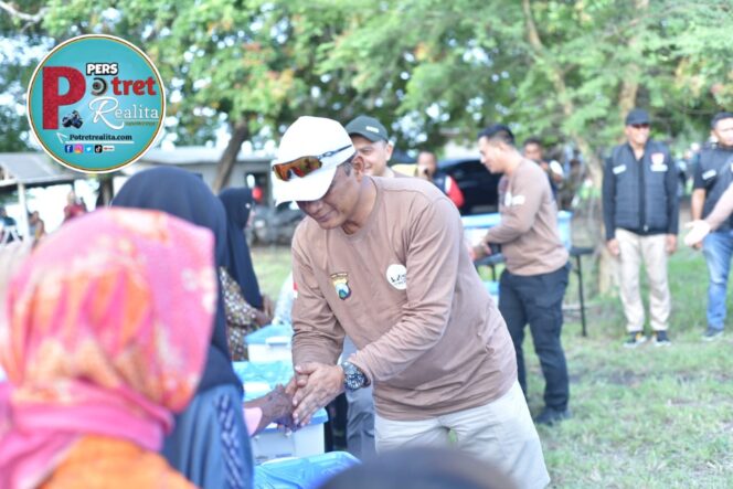 
 Sambut Hari Bhayangkara ke-79, Kapolda Jatim Safari Kamtibmas Salurkan Bansos untuk Warga Pesisir Situbondo