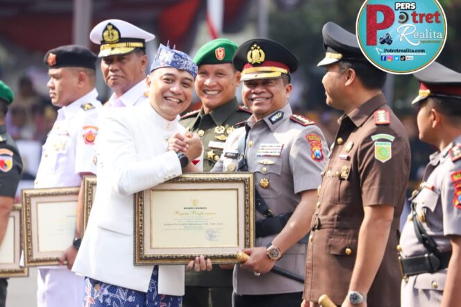 
 Kapolrestabes Surabaya Terima Penghargaan di HJKS ke-732 Wujud Dedikasi Jogo Suroboyo