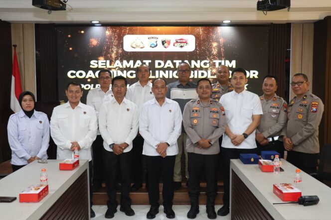 
 Tingkatkan Kemampuan Penyidikan, Bidlabfor Polda Jatim Gelar Coaching Clinic di Polres Pelabuhan Tanjung Perak