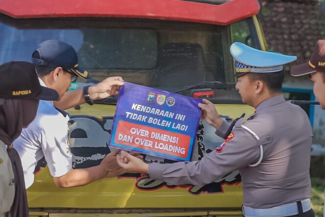
 Operasi Gabungan Polres Jember Sosialisasi Larangan Kendaraan ODOL