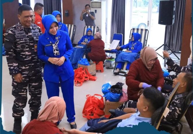 
 Ketua PJS DPD Jatim dan Kadispen Puspenerbal kontribusi Donor Darah bersama 1.069 Prajurit