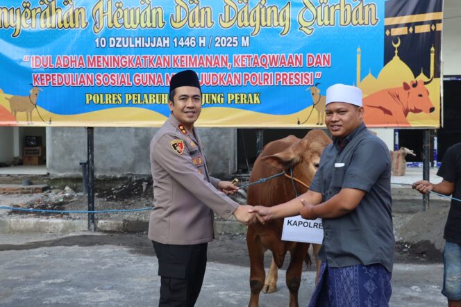 
 Kapolres Pelabuhan Tanjung Perak Salurkan 51 Hewan Kurban Jelang Iduladha 1446 H, Wujud Kepedulian dan Komitmen Polri Presisi