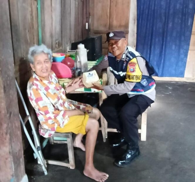 
 Tanpa Sampah Plastik Polres Magetan Peduli Lingkungan, Pembagian Daging Kurban Gunakan  Besek Bambu