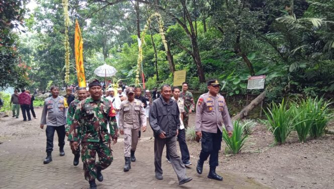 
 Polres Probolinggo Kawal Kegiatan Adat Mendak Tirta di Air Terjun Madakaripura Jelang Yadnya Kasada