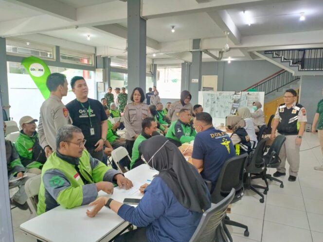 
 Biddokkes Polda Jatim Gelar Bakti Kesehatan Berkah Bagi Ribuan Ojol di Hari Bhayangkara ke 79