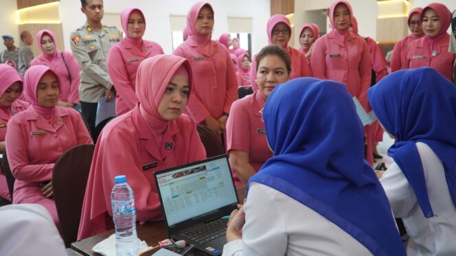 
 Bersama Bhayangkari, Anggota Polrestabes Surabaya Antusias Donor Darah Sambut HUT Bhayangkara ke-79
