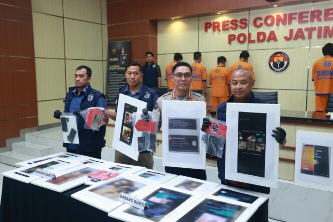 
 Polda Jatim Amankan 4 Orang Admin dan Anggota Group WA Gay di Surabaya