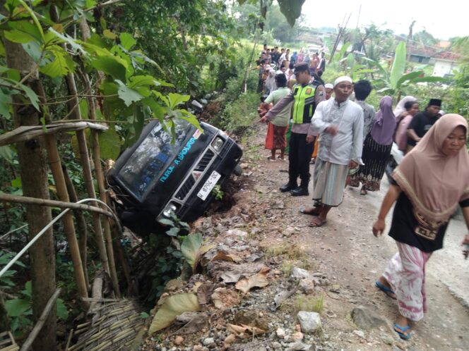 
 Kurangnya Genjotan di Tanjakan Sebuah Pick Up Terperosok dan Memakan Satu Orang Korban Meninggal