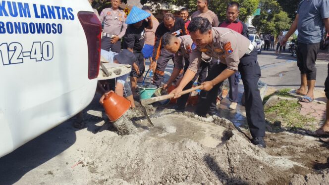 
 Minimalisir Laka Lantas Polres Bondowoso Tambal Jalan Berlubang: Bakti Polri di Hari Bhayangkara ke – 79
