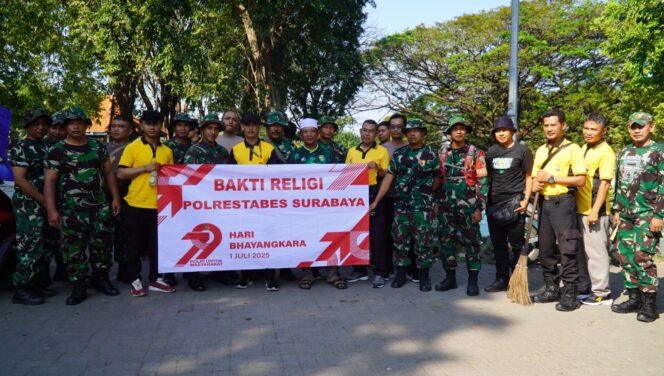 
 Bakti Religi Polrestabes Surabaya: Bersihkan Makam Pegirikan Bareng TNI dan Bonek Sambut Hari Bhayangkara