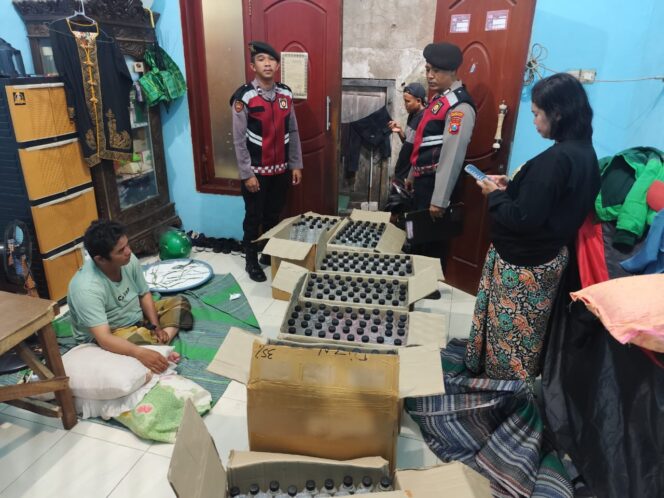 
 Sat Samapta Polrestabes Surabaya Amankan 530 Botol Arak Bali Tanpa Izin Di Wilayah Wonokromo