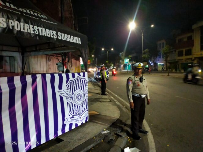 
 Kanitlantas Polsek Simokerto Pimpin Patroli Antisipasi Konvoi Anarkis di Anniversary Persebaya ke-98