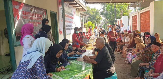 
 Polresta Sidoarjo Berbagi 100 Paket Sembako Saat Gelar Baktikes Hari Bhayangkara ke-79