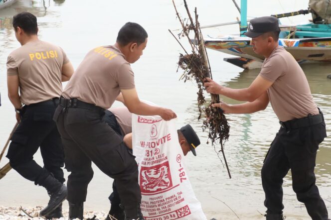 
 Polri Presisi untuk Lingkungan: Aksi Bersih Pantai Polres Pelabuhan Tanjung Perak Sambut Hari Bhayangkara ke-79