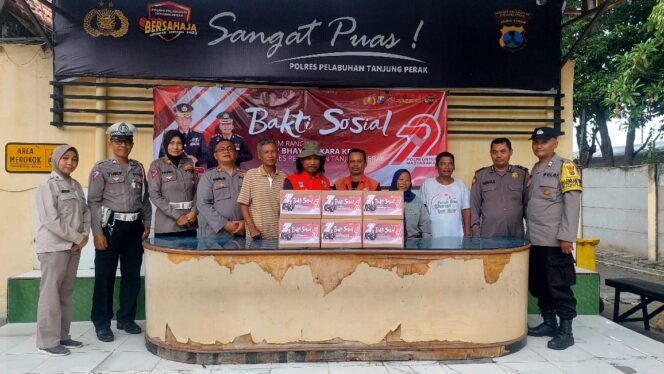 
 Peringati Hari Bhayangkara ke-79, Polsek Pabean Cantikan Gelar Baksos untuk Korban Kebakaran Hingga Kaum Duafa