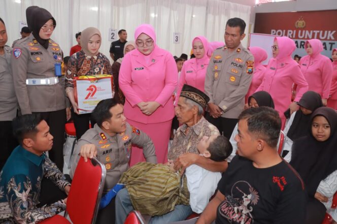 
 Polres Blitar Gelar Khitan Massal Salurkan Bansos untuk Anak Yatim Piatu dan Difabel di Hari Bhayangkara ke – 79