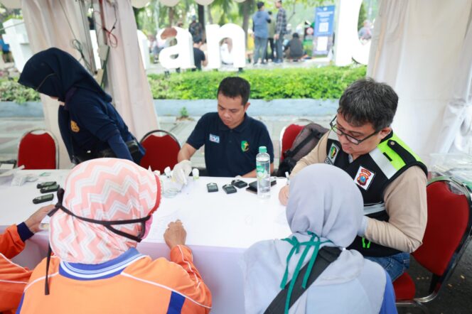 
 Ratusan Warga Manfaatkan Layanan Kesehatan Gratis Polda Jatim di CFD Hari Bhayangkara ke -79