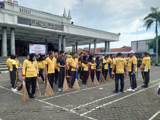 
 Bersihkan Masjid Agung, Puluhan Personel Polres Bangkalan Gelar Bakti Religi Sambut Hari Bhayangkara ke – 79