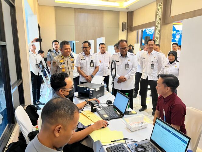 
 Polda Jatim dan Kanwil Ditjen Imigrasi Bersinergi Sambut Hari Bhayangkara ke – 79 Gelar Semarak 1079 Paspor untuk Negeri