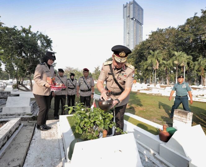 
 Hari Bhayangkara ke – 79 Polda  Jatim Kenang Jasa Para Pahlawan, Ziarah dan Tabur Bunga di TMP