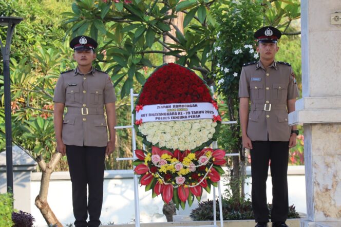 
 Peringati HUT Bhayangkara ke-79, Polres Tanjung Perak Tabur Bunga di TMP Wage Rudolf Supratman