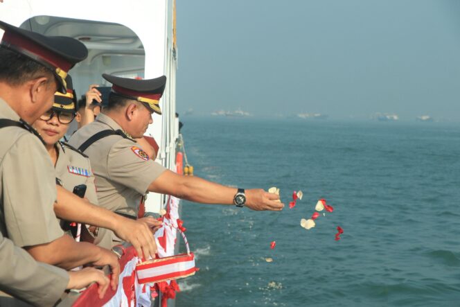 
 Polda Jatim Tabur Bunga di Laut Kenang Semangat Juang Pahlawan di Hari Bhayangkara ke -79