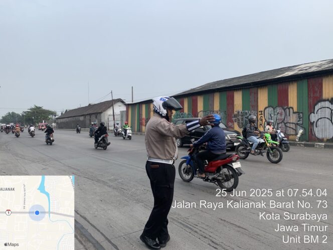 
 Satlantas Polres Pelabuhan Tanjung Perak Rutin Gelar Kegiatan Pemantauan Di Dua Titik Rawan