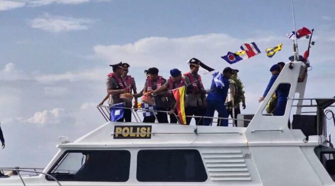 
 Peringati Hari Bhayangkara ke-79, Polresta Banyuwangi Tabur Bunga di Selat Bali