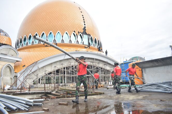 
 Bakti Tanpa Pamrih, Prajurit Petarung Pasmar 3 Gotong-royong Bangun Masjid Al-Akbar Sorong
