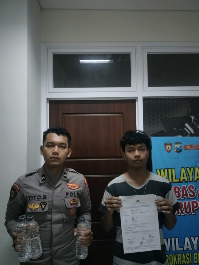 
 Polres Gresik Tindak Tegas Penjual Miras Amankan Puluhan Botol Arak