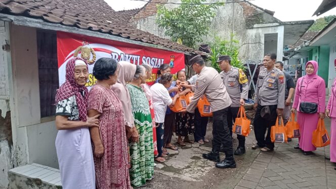 
 Polresta Banyuwangi Salurkan 1.500 Paket Sembako Jelang Hari Bhayangkara ke-79